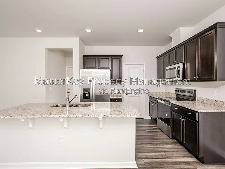 804 McKenzie Park Ter — Photo 4