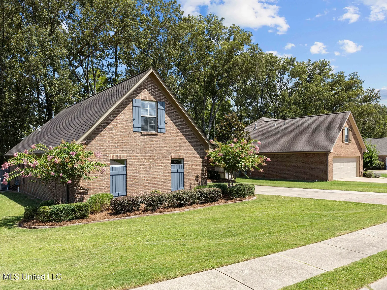 3 bed, 2.0 bath, 2021 sqft, $2,695 — Photo 2