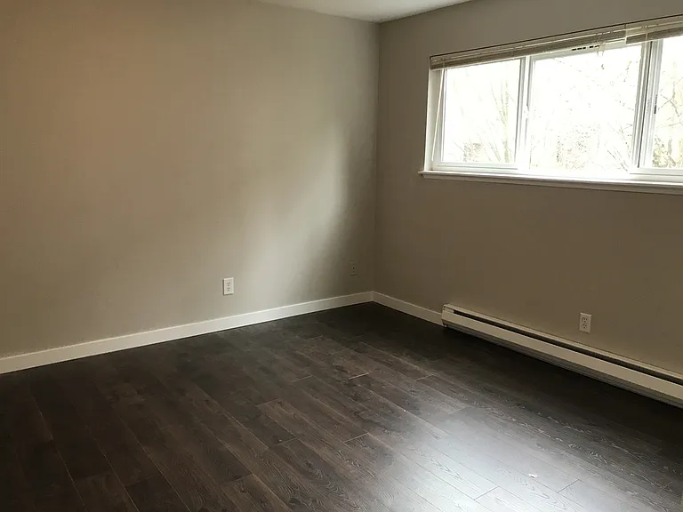 527 Summit Ave E — Photo 9