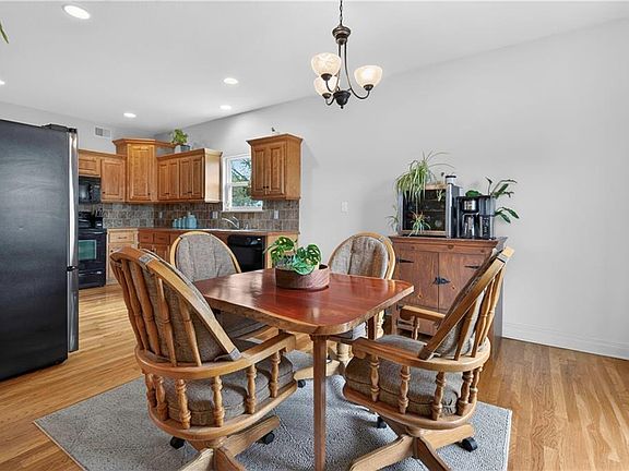 5th image of 111 E Timberlake Dr