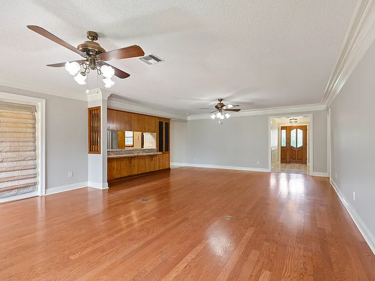 504 Alonda Dr — Photo 9