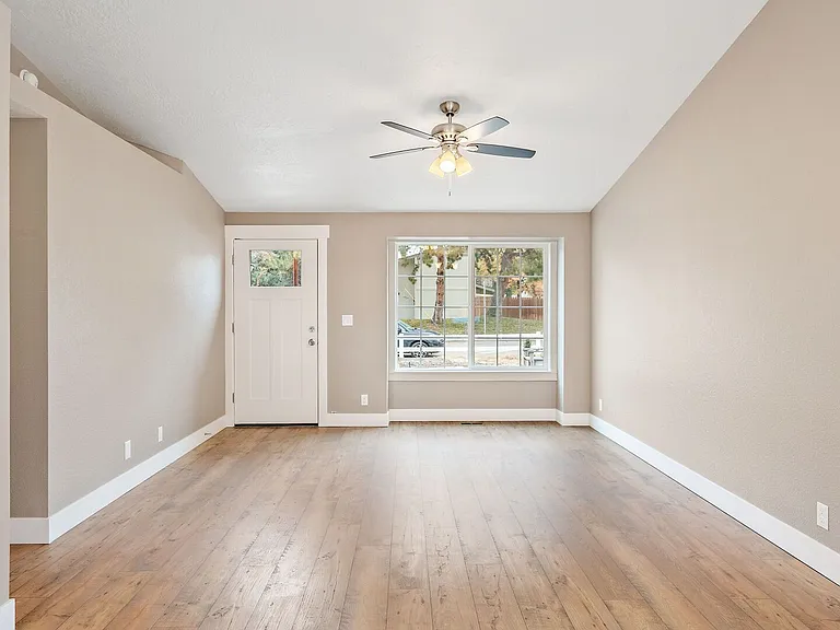2911 W Pleasanton Ave — Photo 2