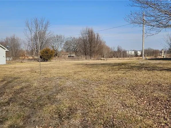 306 E 16th St, Holden, MO 64040