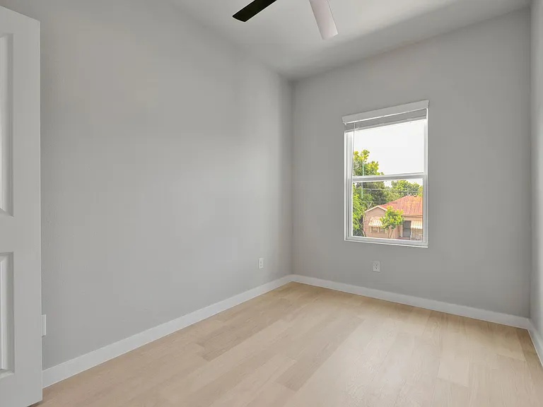 521 Dakota St — Photo 7