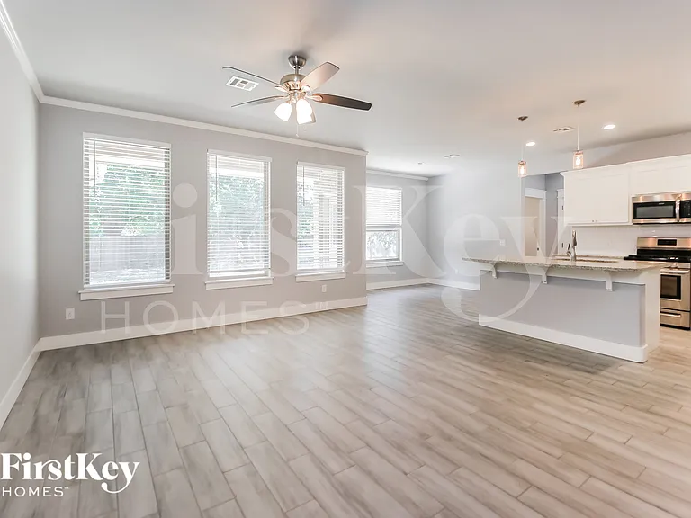 1603 Village Dr — Photo 3