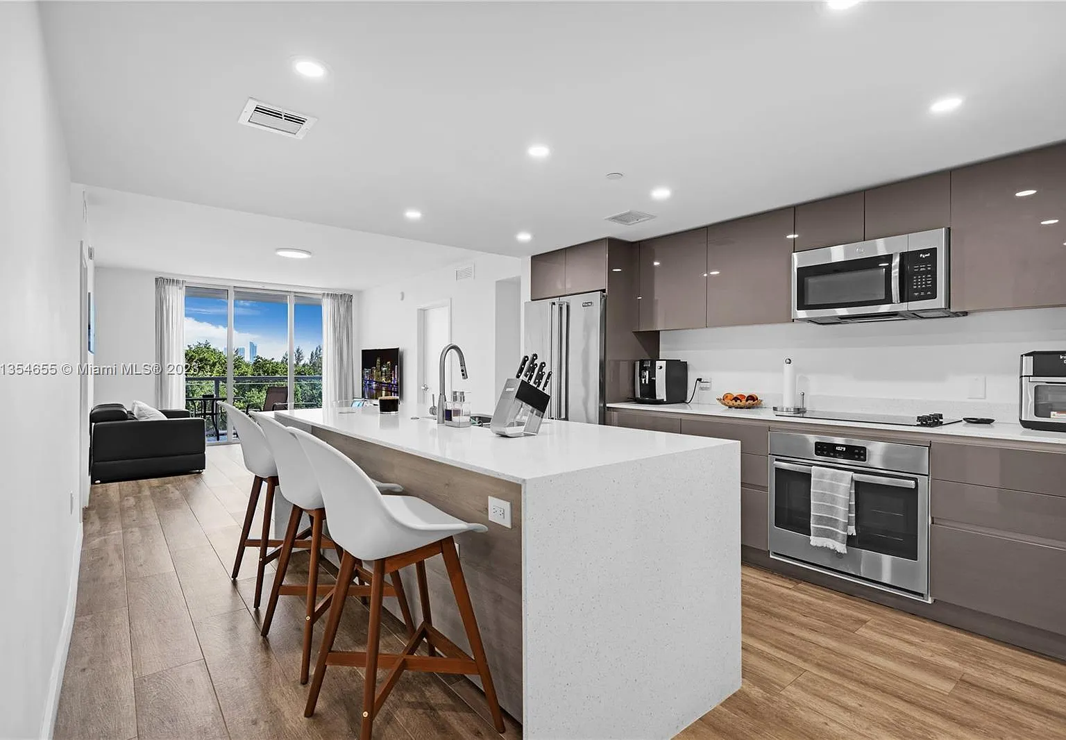 2 bed, 1097 sqft, $2,980 — Photo 2