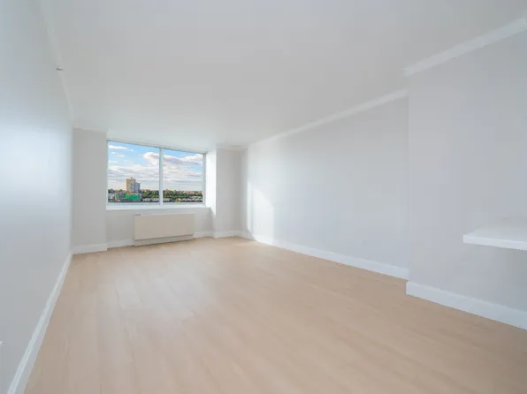 140 Riverside Boulevard image 1 of 27