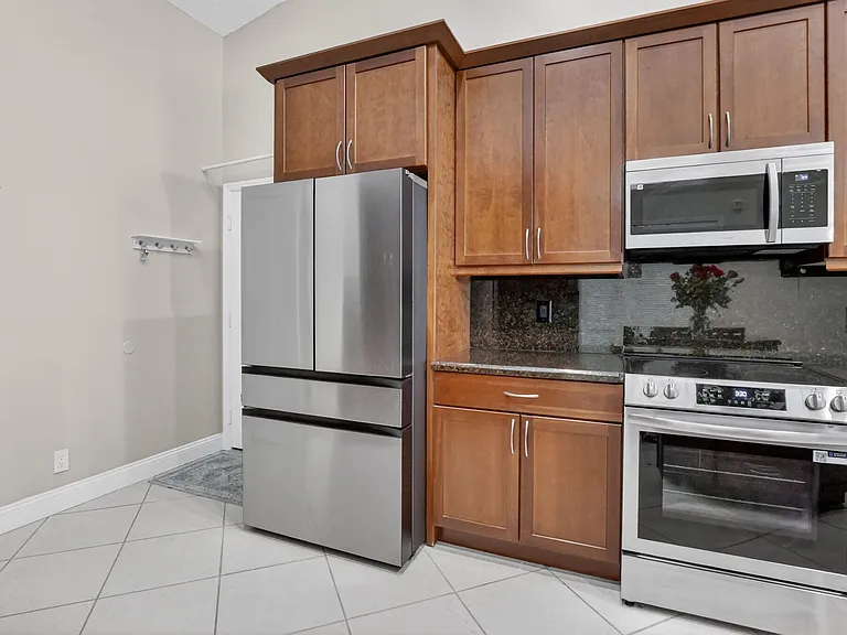 10065 Camelback Ln — Photo 17