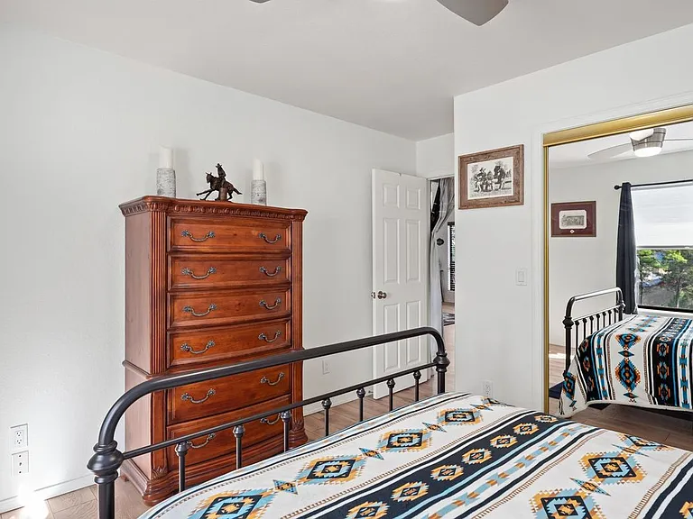 233 Guenevere Ave — Photo 10