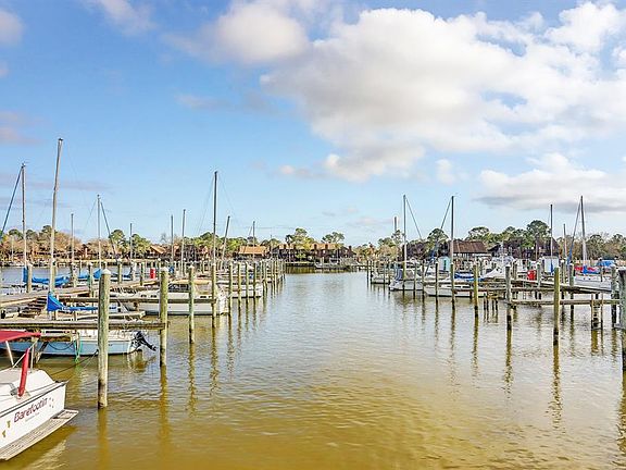 ENJOY GREAT WATERVIEWS THROUGHOUT THE DEVELOPMENT.