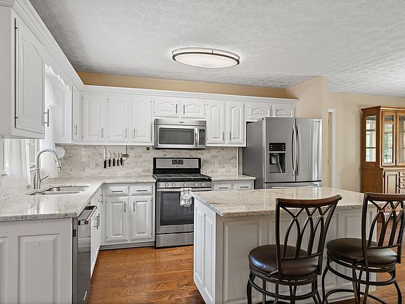 3rd image of 404 Southwinds Dr