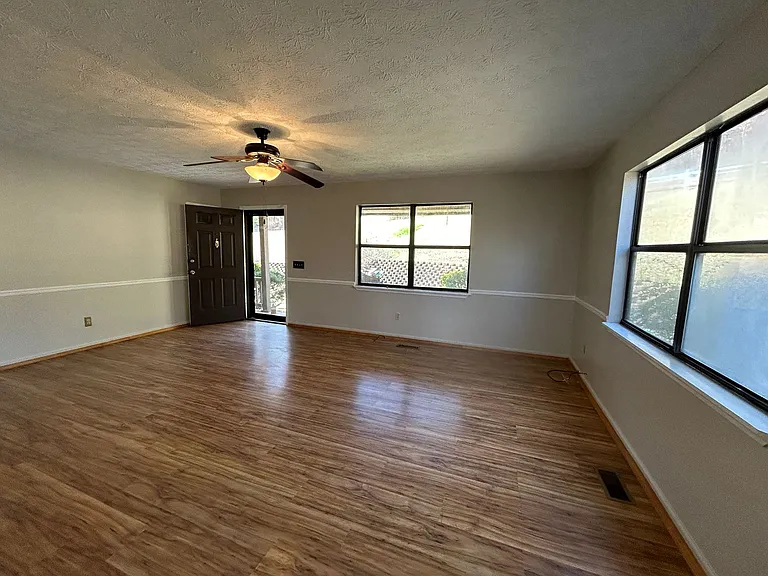 901 Locke Dr — Photo 21