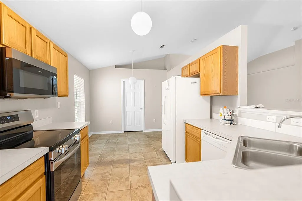 3 bed, 2.0 bath, 1874 sqft, $2,250 — Photo 2