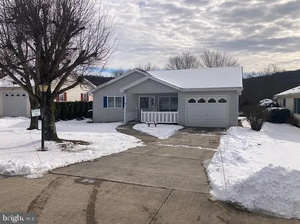 612 Canal Dr, Pine Grove, PA 17963