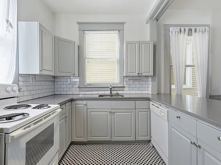 538 E Waldburg St — Photo 22