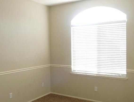 4th image of 1524 W Berkshire Way