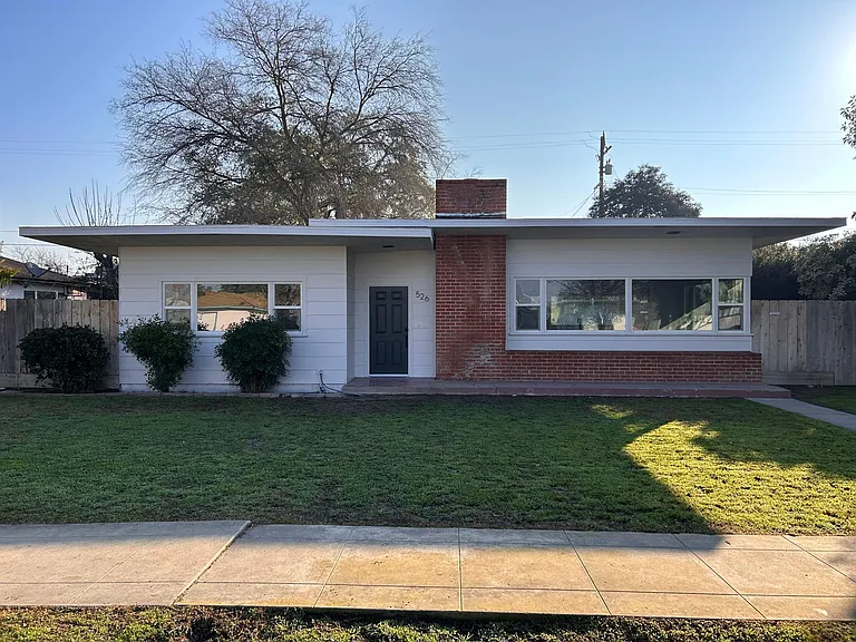 526 Auburn St — Photo 4