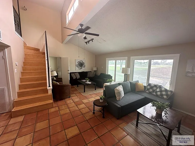 215 Zapata Ave — Photo 3