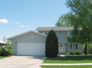 615 Plain Hills Dr, Grand Forks, ND 58201