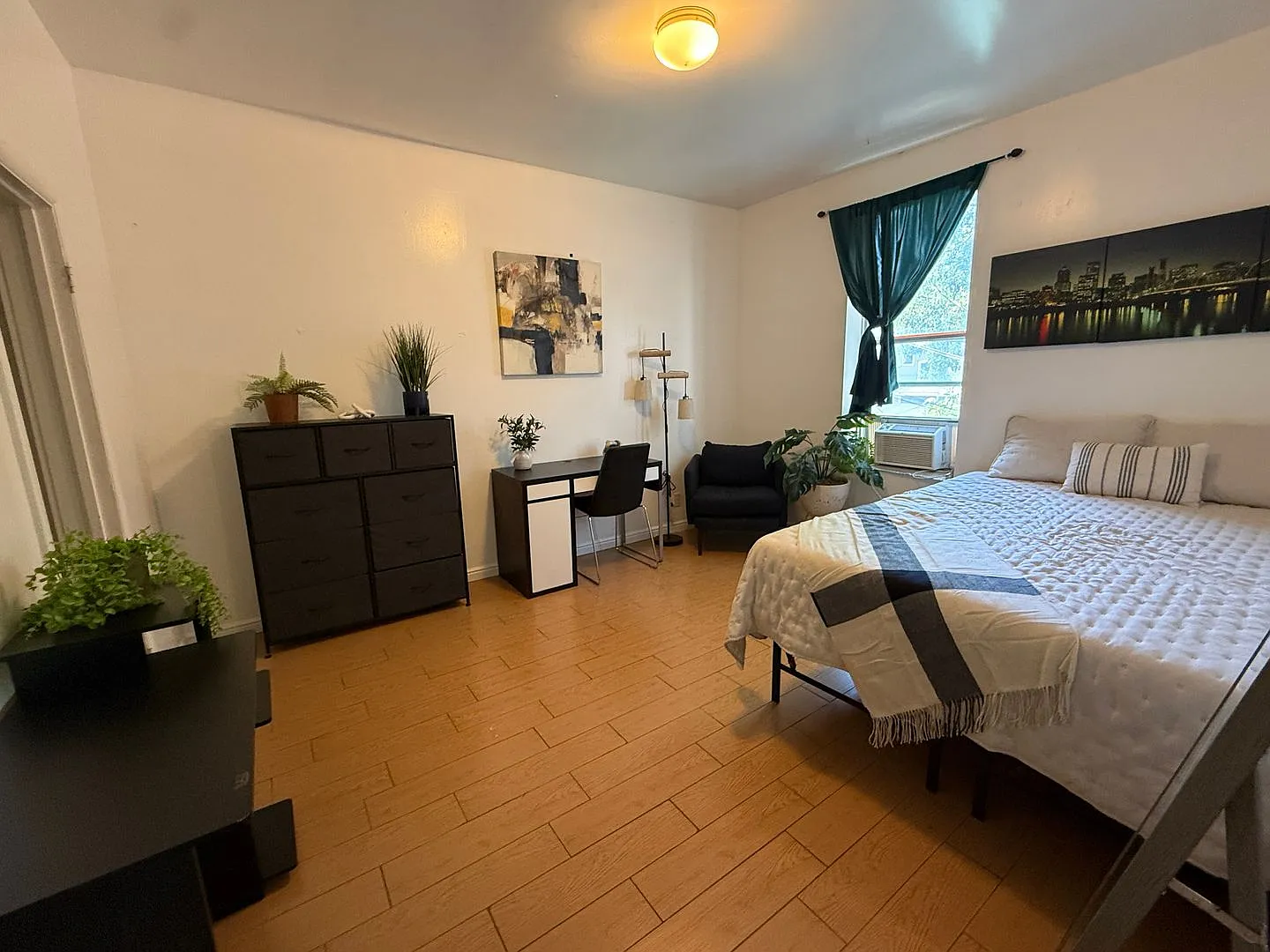Amazing Deal ! Large modern-style furnished private guy room in avenues ! — Photo 2
