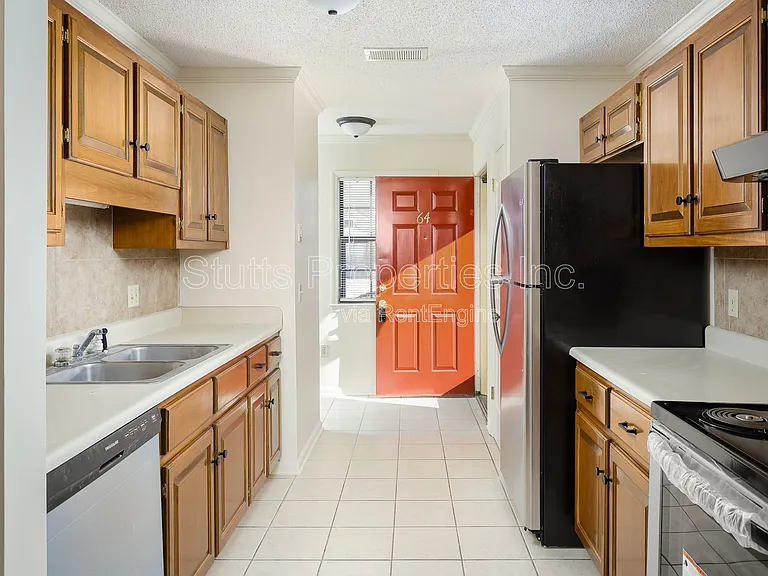 Creekside Apartments — Photo 12