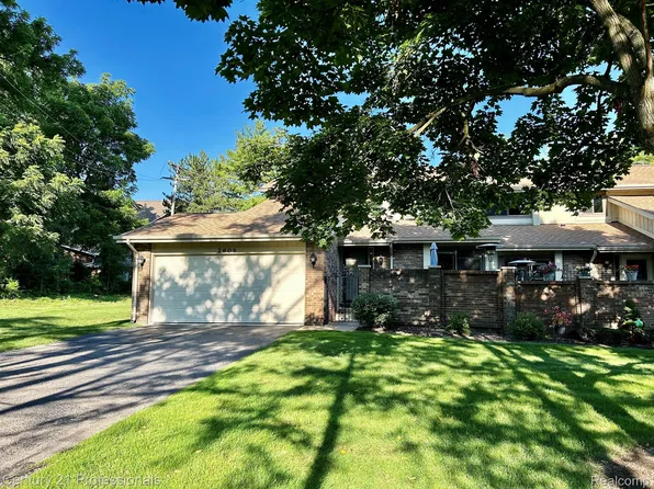 2805 Trailwood Dr, Rochester, MI 48309
