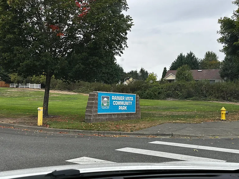 Within walking distance of Rainier Vista Community Park w/ baseball fields, basketball courts, tennis courts, pickleball courts, fields for walking and dog park.