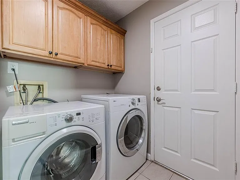 2491 Redfield Dr — Photo 15