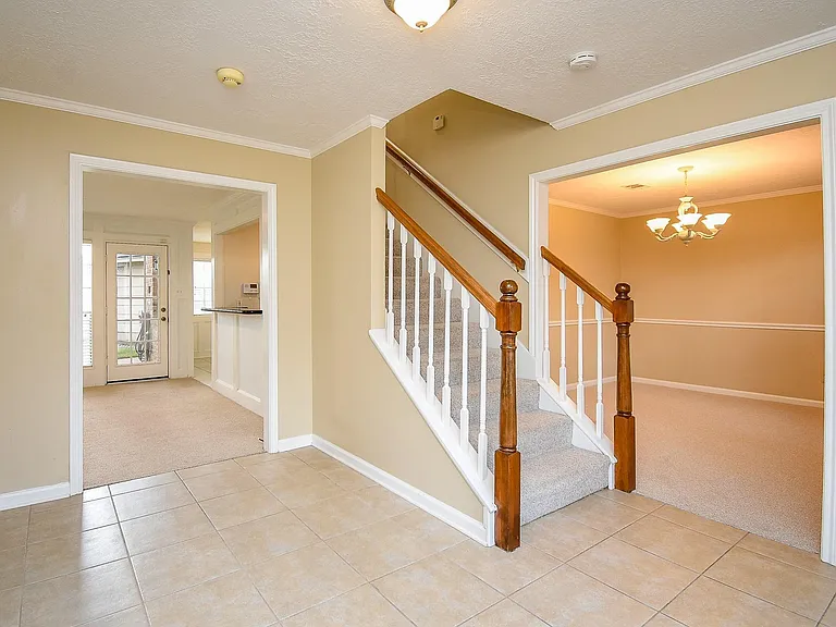 910 Shillington Dr — Photo 3