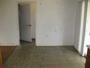 3rd image of 1821 Jamestown Dr