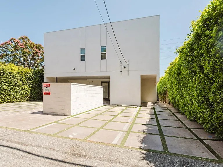 13551 Burbank Blvd #1 — Photo 32