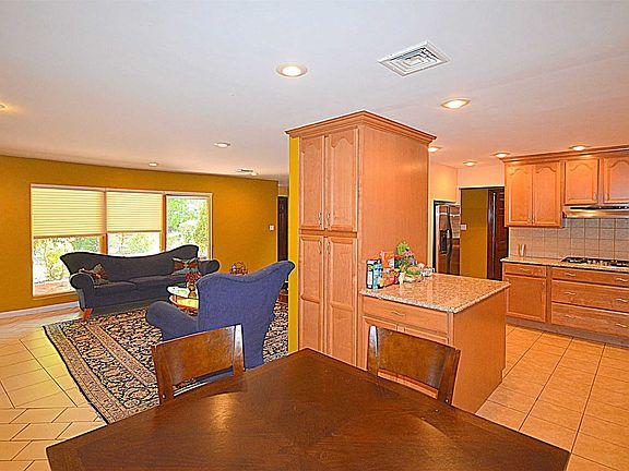 5th image of 2 Brampton Ln