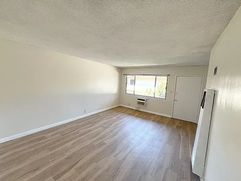889 N Laurel Ave #10 — Photo 4