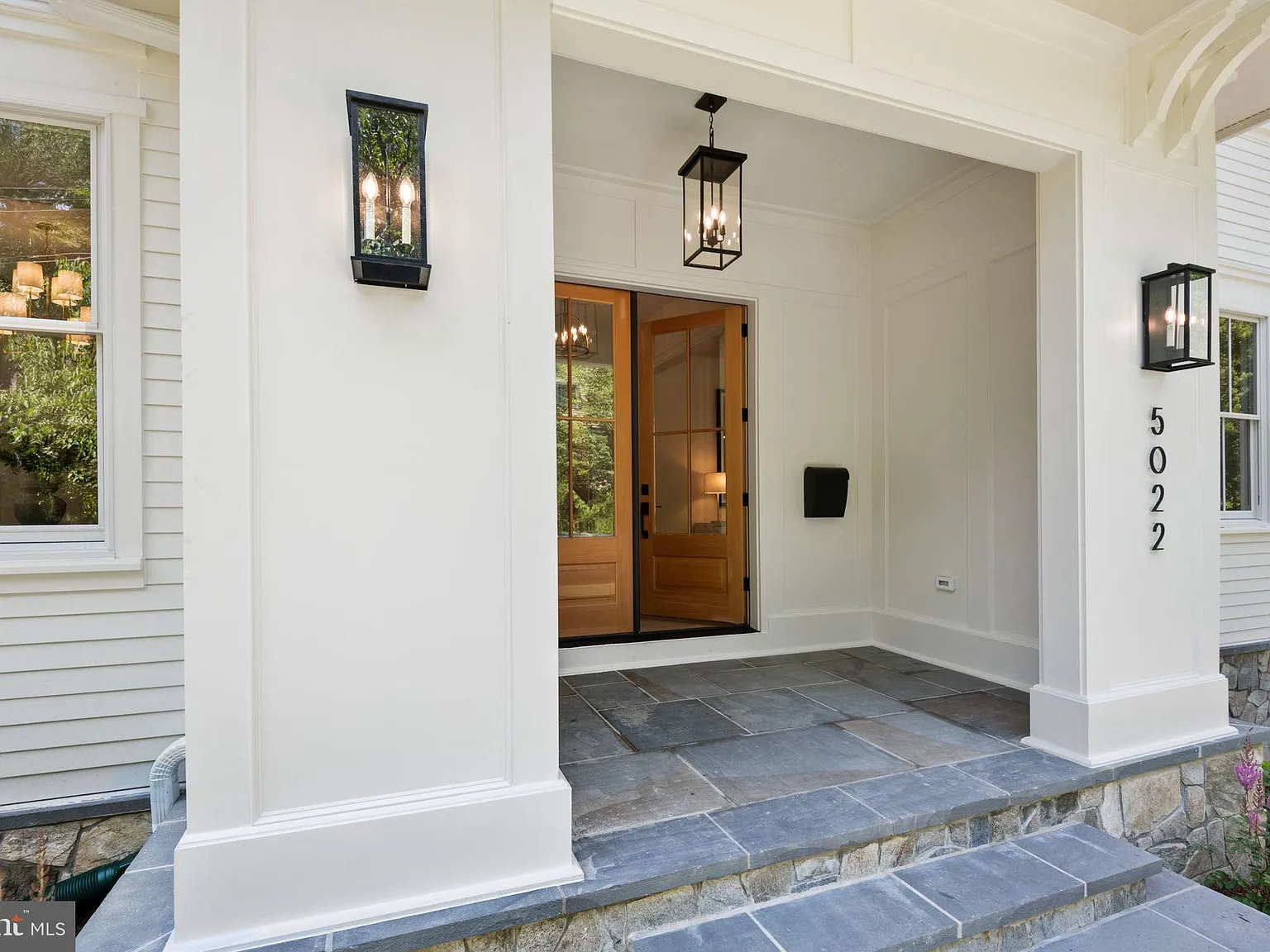 6 bed, 4.5 bath, 5631 sqft, $16,950 — Photo 2