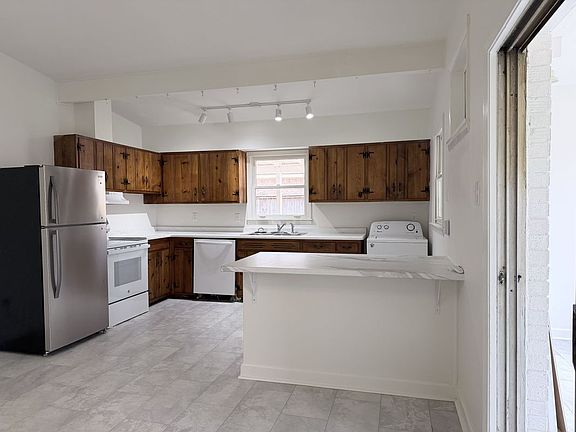 2nd image of 5136 Warfield Dr