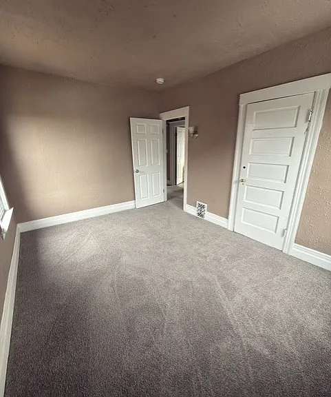 553 Owen St — Photo 17