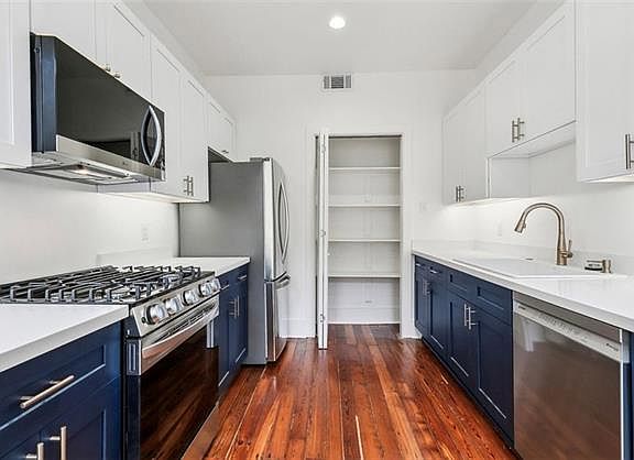 2nd image of 914 Dante St