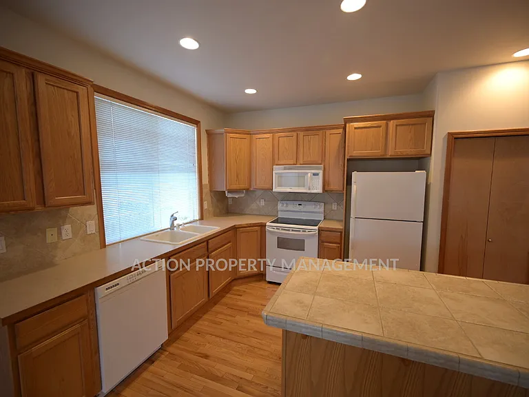 812 E Washington Pl — Photo 10