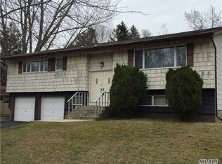 27 Fuller St, Dix Hills, NY 11746