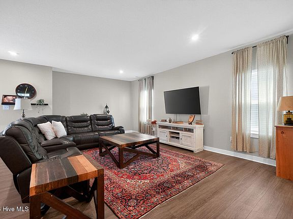 4th image of 406 Ryker Road E