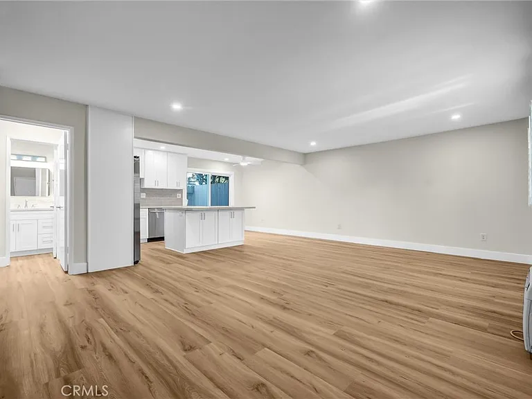 487 E 1st St — Photo 5