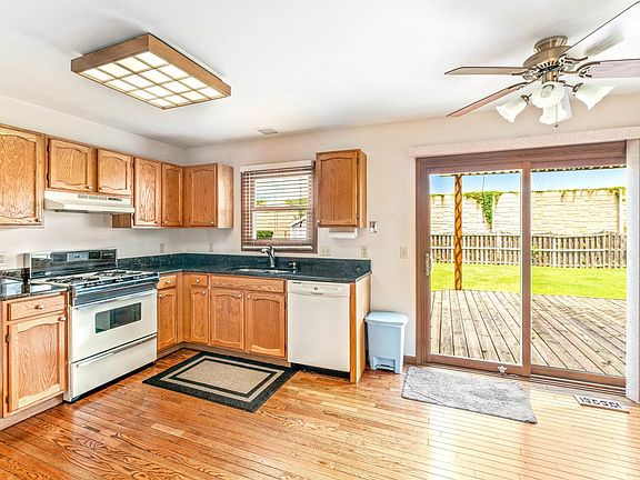 4th image of 16 Hunter Dr