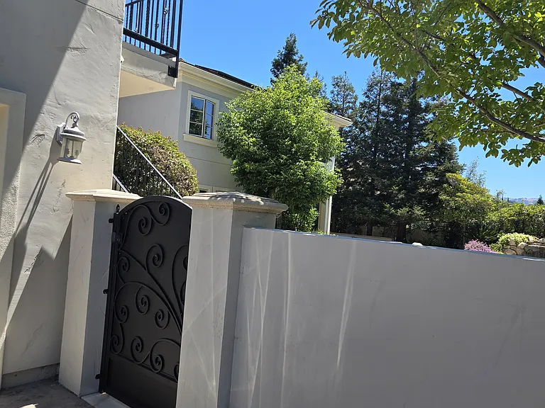 1850 Kickapoo Ct — Photo 2
