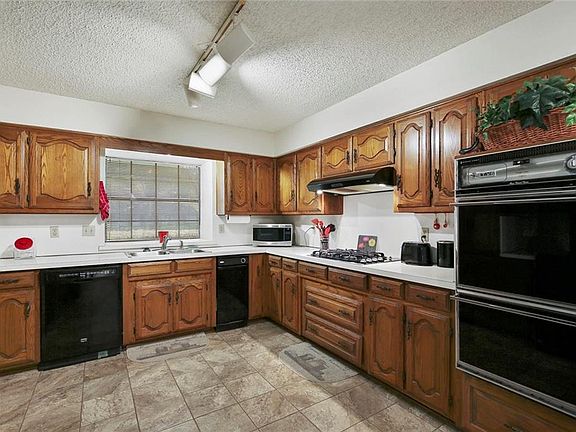 5th image of 921 Prairie Creek Dr