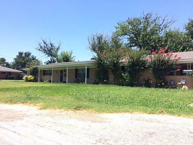 1st image of 916 Preston Ln