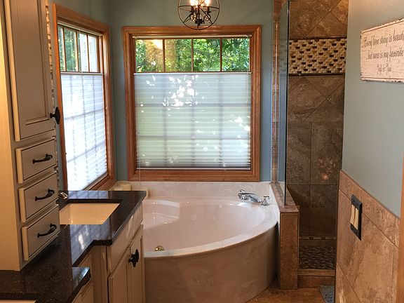 3rd image of 716 Crestview Dr