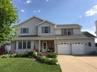 3127 Old Jamestown Rd, Bloomington, IL 61704