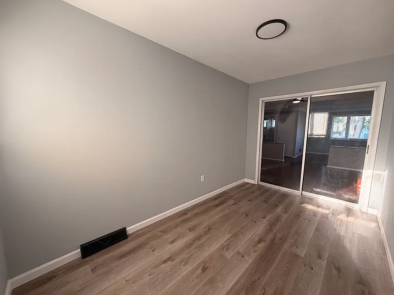 142 Van Buren Ave — Photo 8