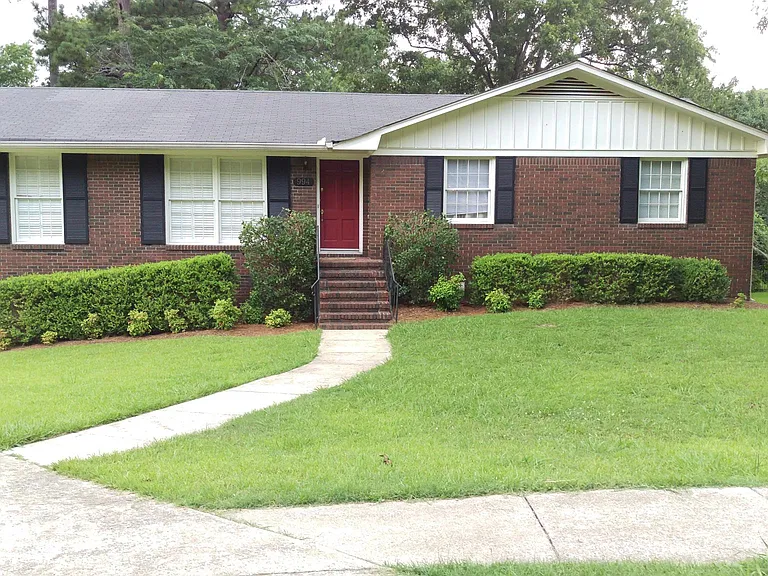 994 Oak Grove Rd — Photo 1