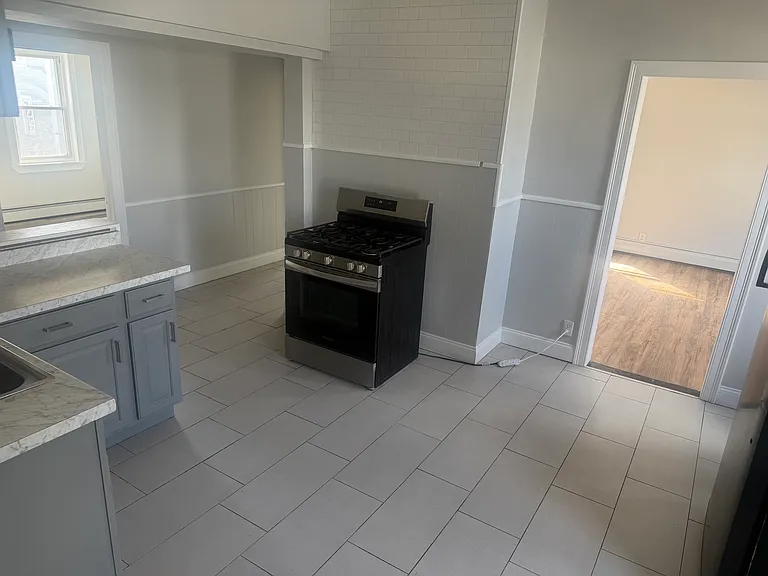 25 Hillhurst Ave #2R — Photo 2